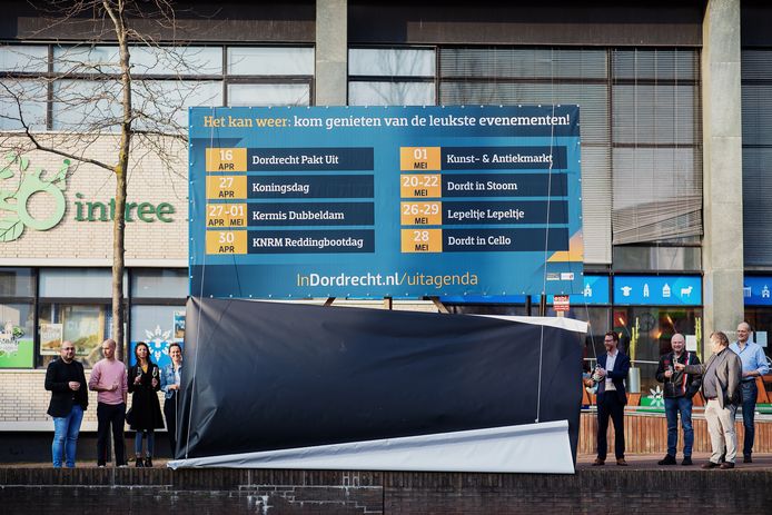 De onthulling van de evenementenkalender op het billboard langs de Spuiboulevard in Dordrecht.