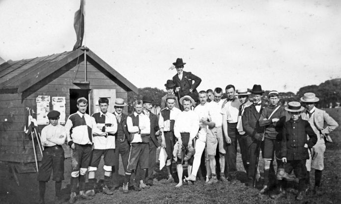 DFC veteranen voor het clubgebouw, in 1900.