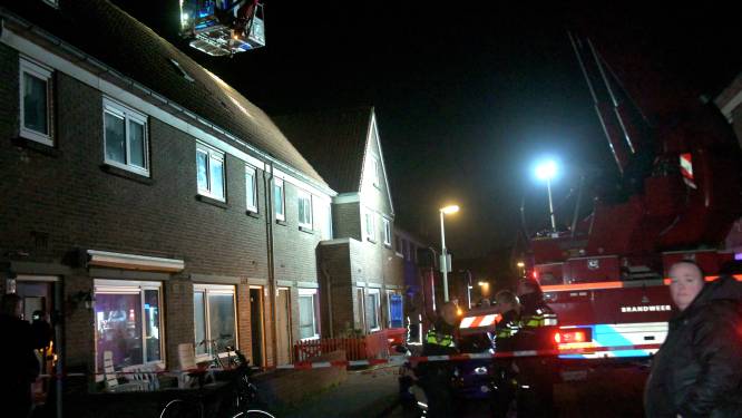 Meerdere woningen ontruimd voor zolderbrand in Spoorwijk