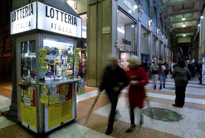 Winkelier loopt tegen de lamp nadat hij van zijn klant kraslot ter waarde van 500.000 euro gestolen had
