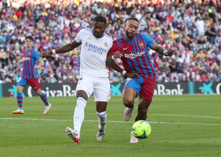 Barcelona-speler Memphis Depay in actie tegen David Alaba van Real Madrid. Beeld Reuters