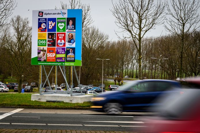 Diverse verkiezingsborden voor de gemeenteraadsverkiezingen in Alphen.
