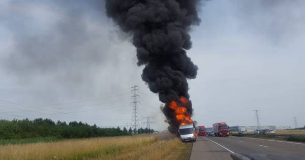 Camper afgebrand op A15, weg weer grotendeels open