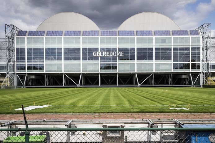 Er wordt voorlopig niet gevoetbald op het veld van GelreDome.