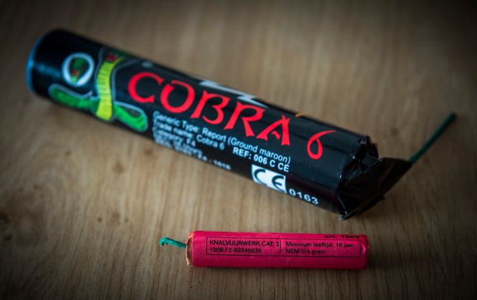 Een Cobra 6 en een Astronaut. Het eerste type vuurwerk is verkrijgbaar in veel Europese landen, maar verboden (illegaal) in Nederland.