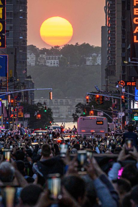 “Quelque chose d’unique”: une foule immense à New York pour admirer le merveilleux “Manhattanhenge” 