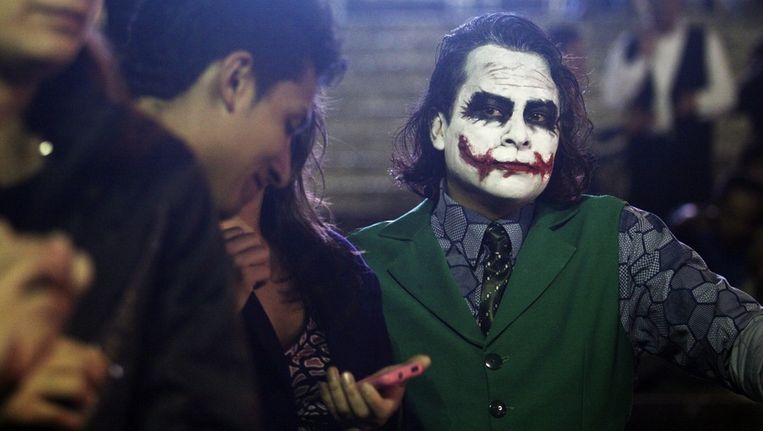 Een fan verkleed als 'The Joker' bij de première in Mexico City. Beeld epa