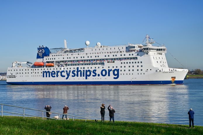 Langs de route tussen Hoek van Holland en Rotterdam stonden op verschillende plekken toeschouwers die een foto van het schip wilden maken.