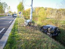 Weinig over van auto na eenzijdig ongeluk in Laag-Soeren, bestuurder gewond 