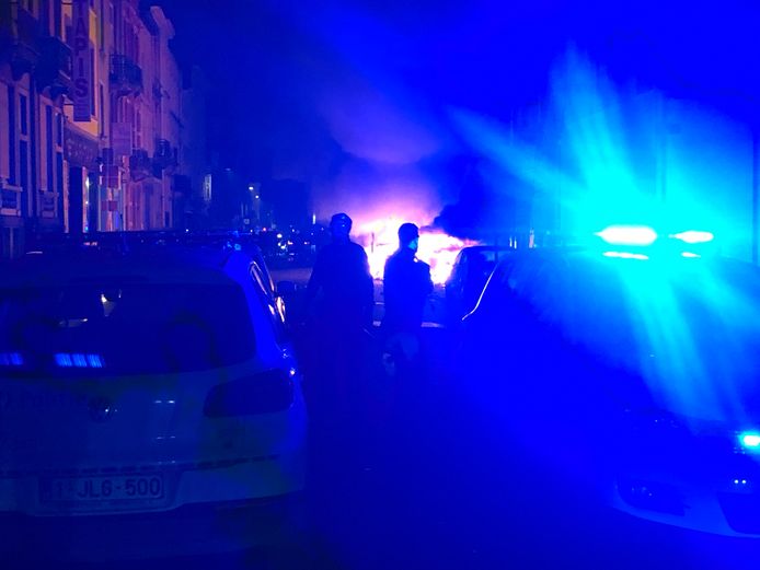 Volgens onze bronnen stond een auto in brand in de Rue de Ribaucourt in Molenbeek.