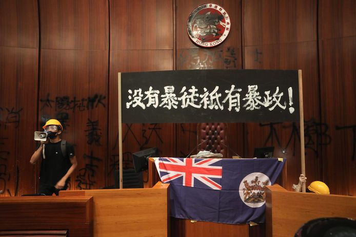 Demonstranten drongen het parlementsgebouw binnen en hingen onder andere de vroegere vlag van Hongkong onder Brits bestuur op. Ook spoten ze slogans op de muren maakten ze het wapen van de regio zwart.