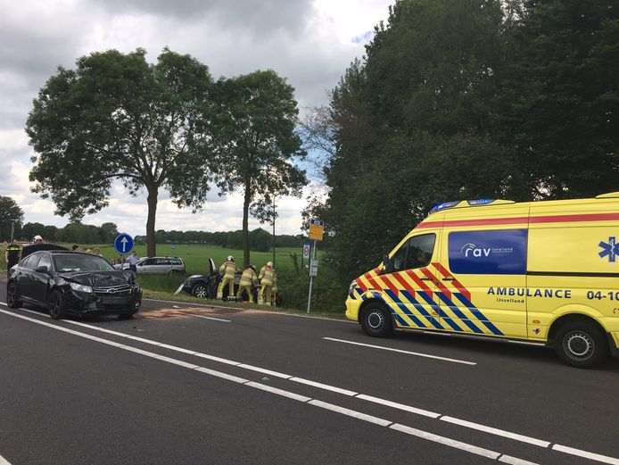 Auto bij Vollenhove na botsing in greppel, bestuurder gewond