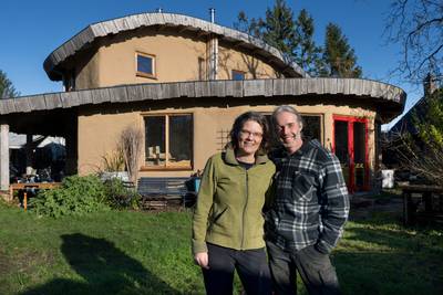 Peter (53) en Marleen (47) hebben een rond huis van strobalen, zelfs de keukenkastjes slingeren de h