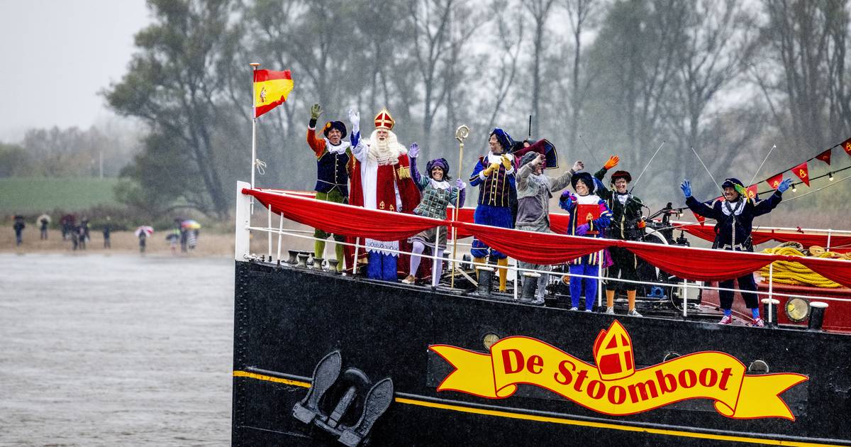 Sinterklaas en zijn Pieten zijn weer in Nederland, deel uw mooiste foto's van de intocht met ons