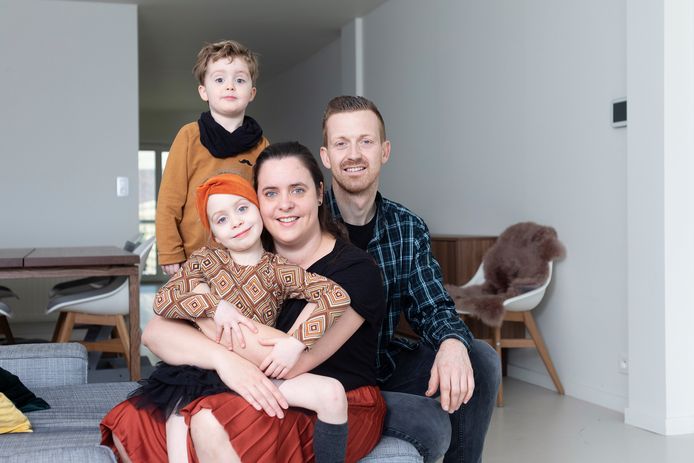Tessa en Kristof met hun kinderen Emma-Lou en Vinn: "Het laatste jaar zijn we zes keer op vakantie naar Texel getrokken"
