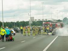 Heldhaftige chauffeur trekt op snelweg bestuurster uit brandende auto 