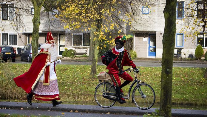 Brandweer: 'Zwarte Piet, kom van dat dak af' | Binnenland | AD.nl