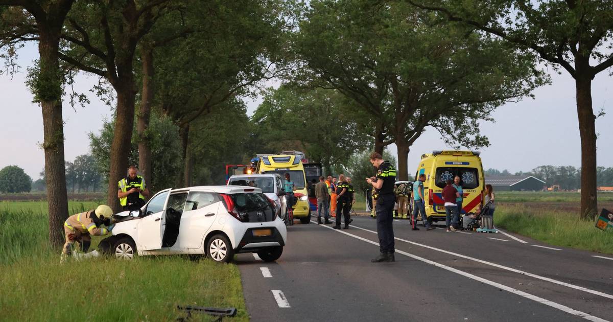 N348 bij Raalte dicht na botsing tussen twee autos.