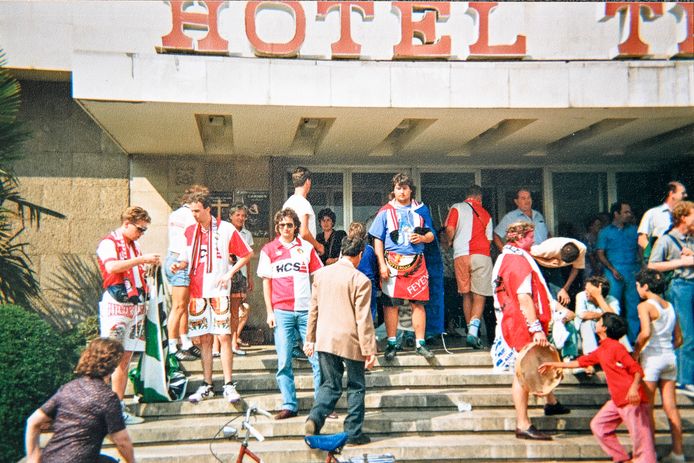 Het uitgedoste legioen op de trappen van het enige hotel van Tirana had een grote aantrekkingskracht, ook op bedelende kinderen.