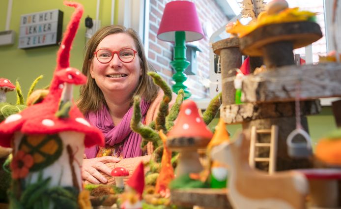 Henny Nijland werkt ijverig door aan haar vilt om morgen voldoende voorraad te hebben voor haar stand op Streekmarkt de Reest in Dedemsvaart