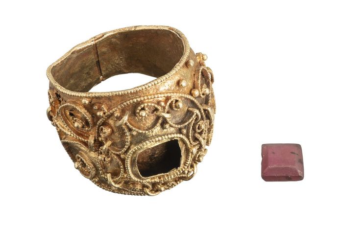 De grote middeleeuwse gouden ring die werd gevonden in Drenthe, Nederland.