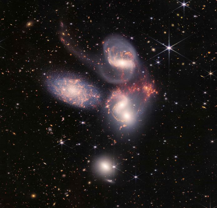 ‘Stephan’s Quintet' heet deze groep van vijf sterrenstelsels op 290 miljoen lichtjaar afstand, naar de Franse astronoom Édouard Stephan, die het groepje in 1877 ontdekte. Vier van de vijf stelsels zijn gevangen in een onderlinge zwaartekrachtdans. Getijdenkrachten leiden tot schokgolven en het ontstaan van talloze nieuwe sterren in losgerukte en weggeslingerde slierten van gas en stof, die op de infrarode Webb-foto’s goed zichtbaar zijn.