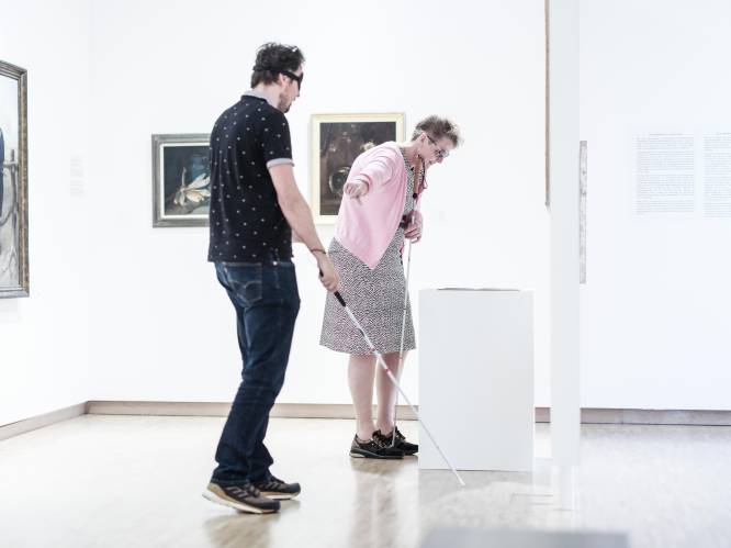 Voelen aan schilderijen, want hier mag dat: ‘Wil je een beetje, of echt helemaal blind door het museum lopen?’ 