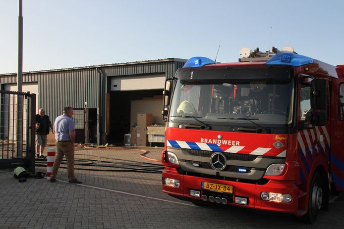 De brand is uitgebroken in het kozijn van een bedrijfsverzamelgebouw.