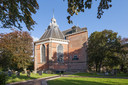 De WIllemstadse Koepelkerk. Vanuit de gemeente Moerdijk kwam de eis dat alle historische elementen in het interieur behouden blijven.