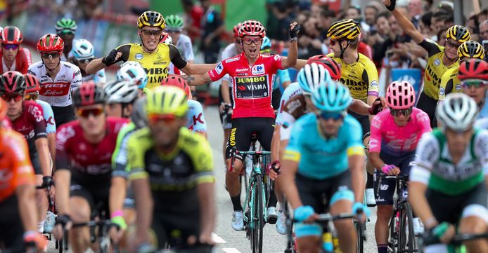Vreugde bij Robert Gesink, links naast Vuelta-winnaar Primoz Roglic.
