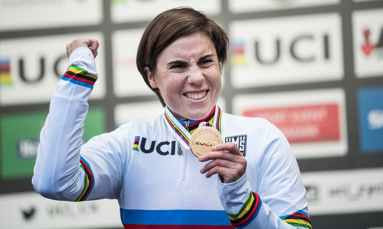 Sanne Cant is blij met haar gouden medaille op het WK cyclocross in Bogense, Denemarken. Beeld REUTERS