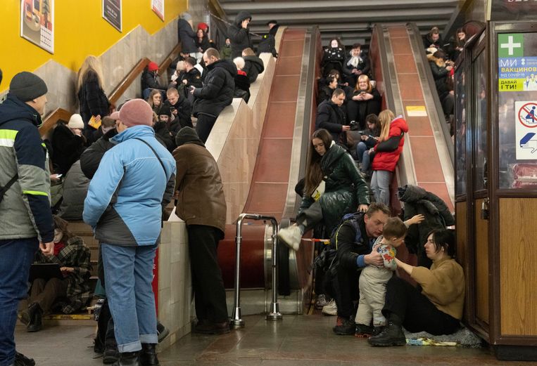 Oekraïense burgers schuilen in het ondergrondse metrostation in Kiev nadat het luchtalarm afging op 10 februari 2023.  Beeld AP
