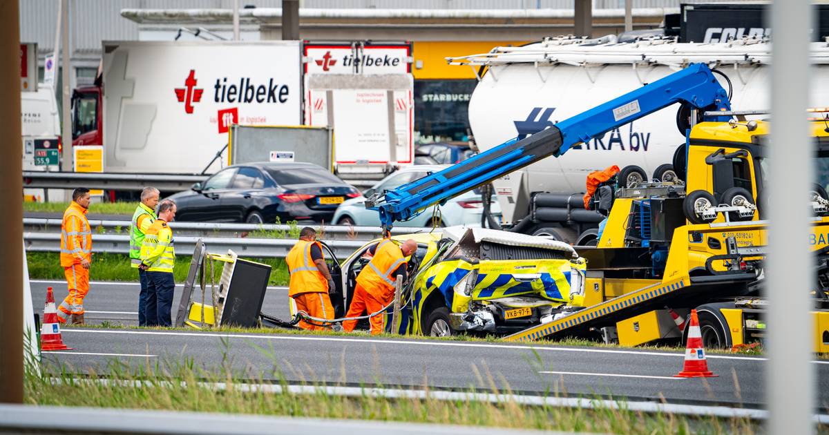 Rijkswaterstaat-voertuig zwaar beschadigd na botsing op A15 bij Rotterdam-Charlois