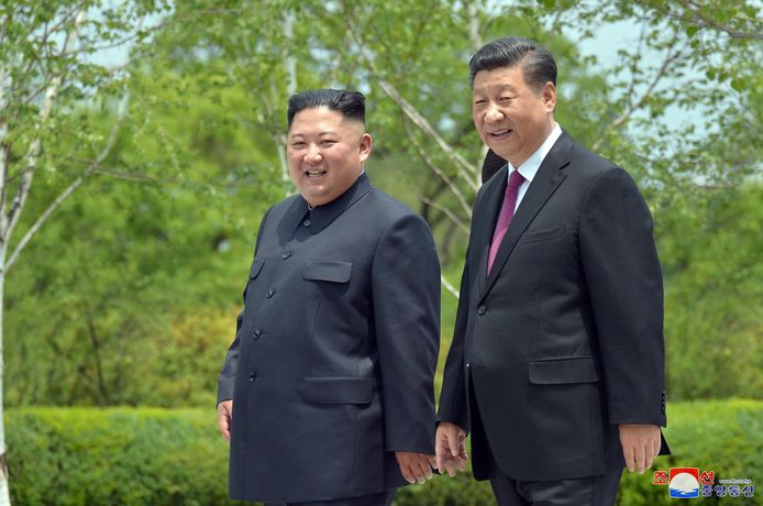 De Koreaanse leider Kim Jong-un (links) en de Chinese president Xi Jinping (rechts).