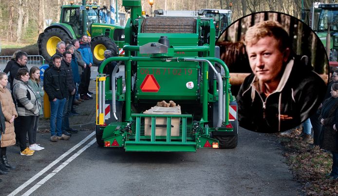De kist van Hendrik van Doorn achterop zijn eigen hooibalenpersmachine. Inzet: Hendrik