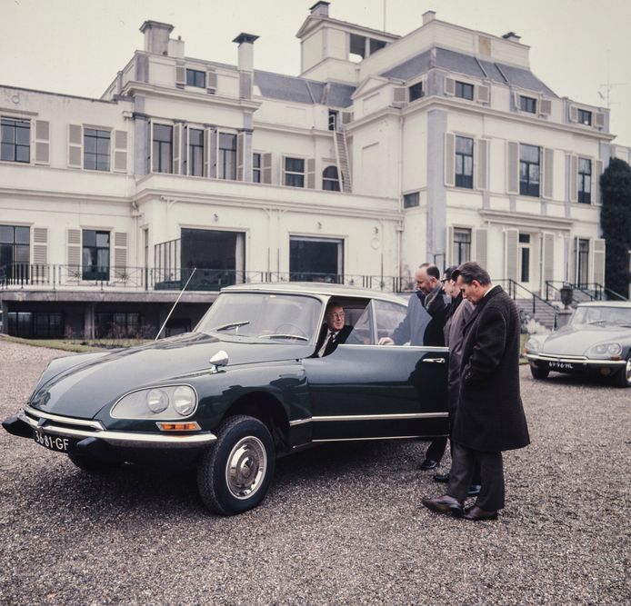 Prins Bernhard bewondert de Citroën DS in 1960, als de auto voor hem wordt gepresenteerd bij Paleis Soestdijk.