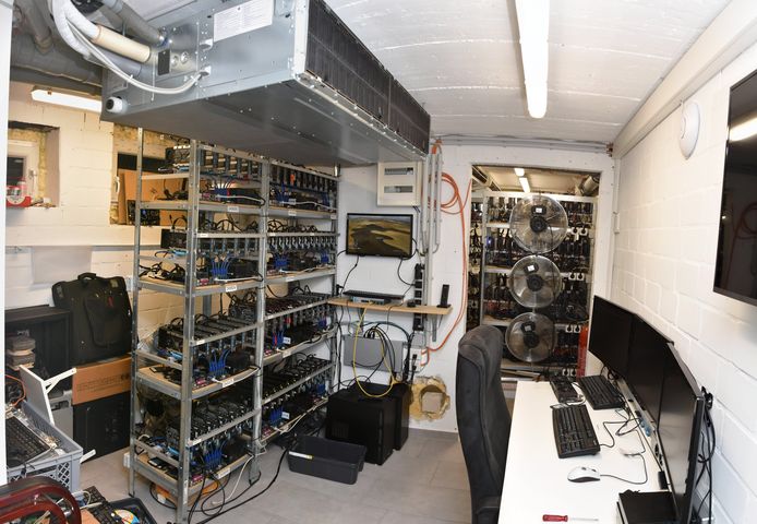 De kelder van het zomerhuis stond vol met computerservers.