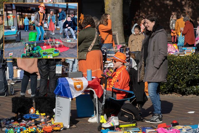 De vrijmarkt tijdens Koningsdag in Best, met als inzetje Thies Dekkers.