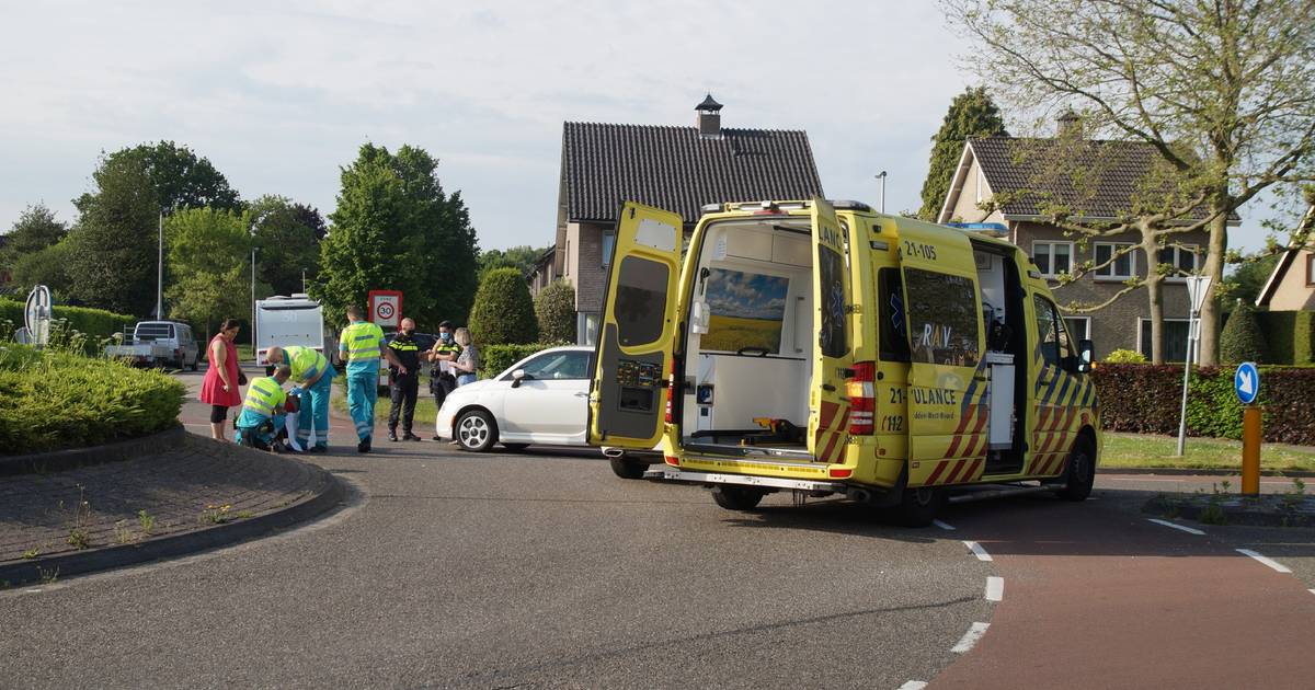 Fietser gewond door aanrijding met auto op rotonde in Drunen.
