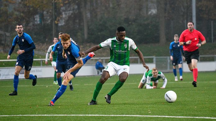 Pernelly Biya in actie namens VVOG tegen Sportlust'46.