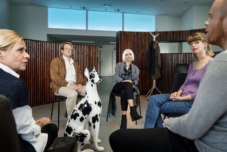 ‘All of Us’ van Willem Wallyn met Barbara Sarafian, Jan Hammenecker, Joke Devynck, Maaike Neuville en Bruno Vanden Broecke. Beeld rv/Eric de Mildt