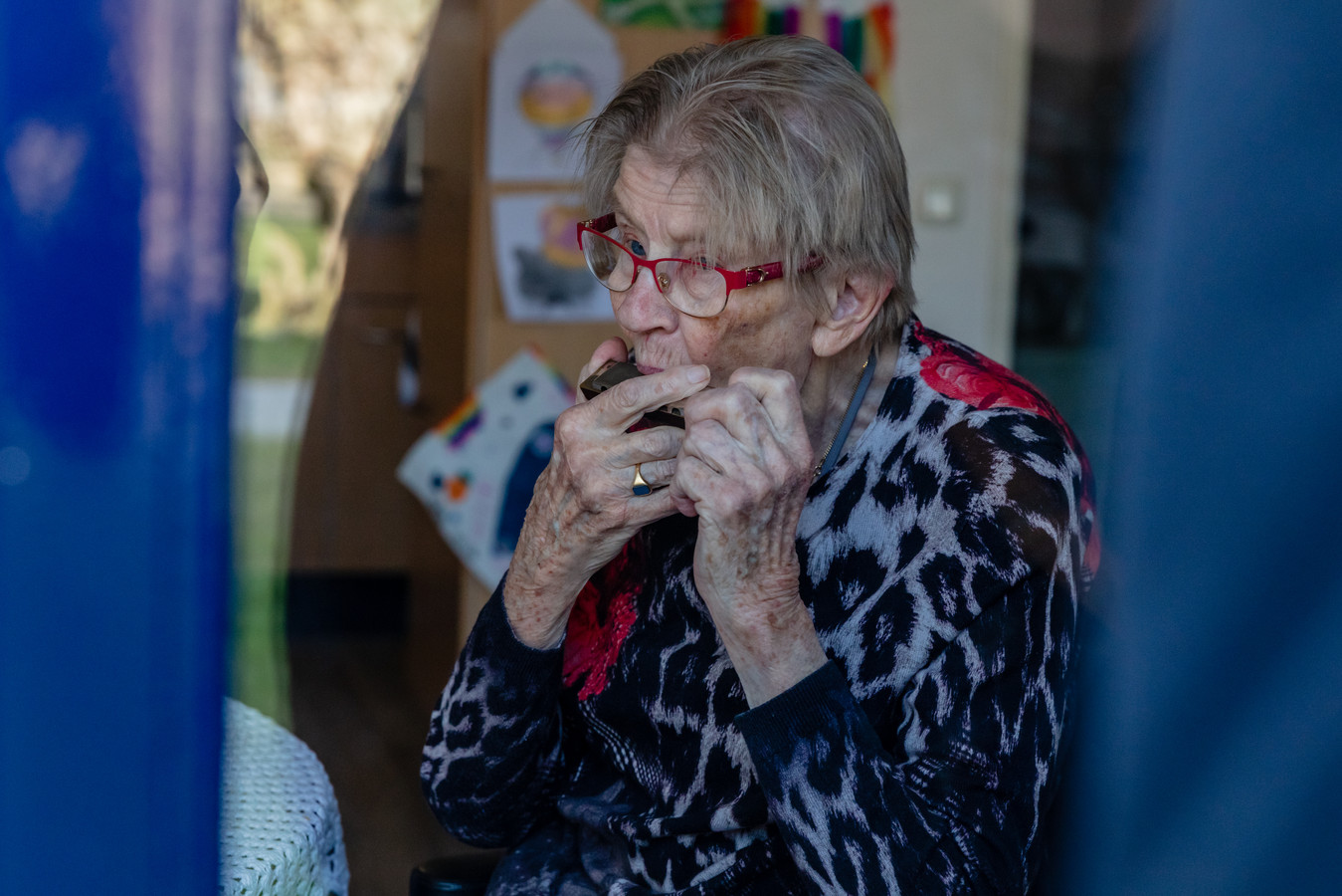 De 93-jarige Riet Busch-Waser is naar Antoniushove verhuisde afgelopen februari. Haar dochter Anne Marie gaat regelmatig op raambezoek. Riet speelt graag een stukje op de mondharmonica voor haar bezoek en de verzorgsters.