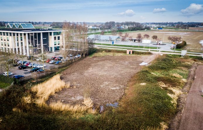 het P&R-terrein in Heinenoord ligt er verwilderd bij.