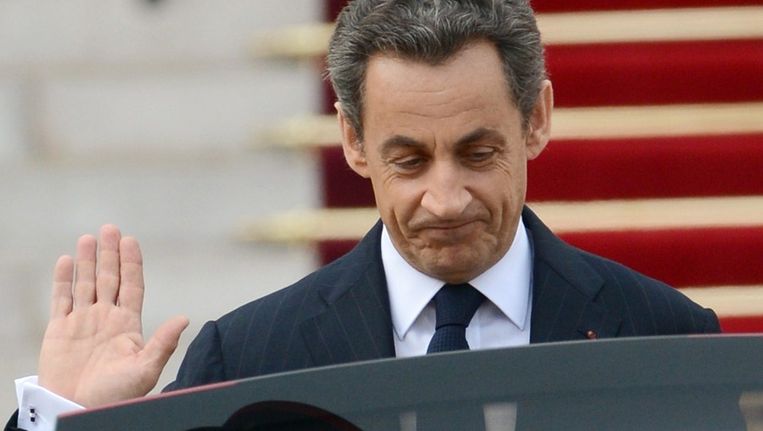 Sarkozy tijdens zijn vertrek als president uit het Elysée. Beeld afp