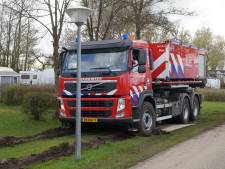 Brandweerauto rijdt zich op weg naar brandmelding vast op camping in Andel