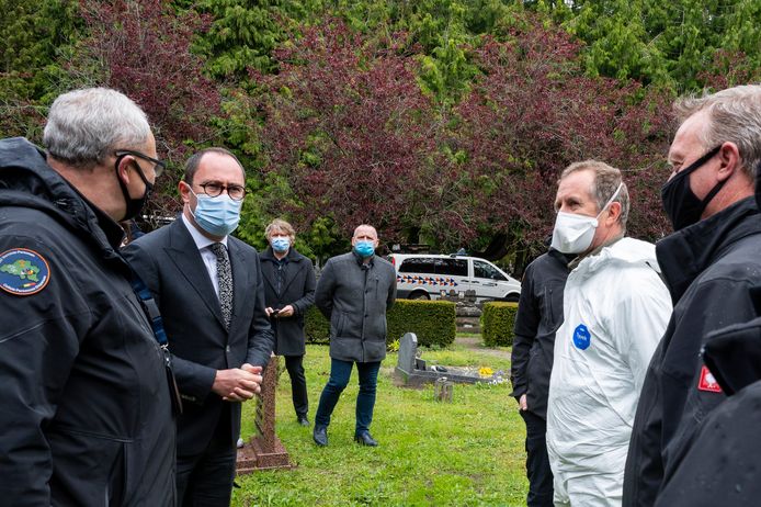 Minister van Justitie Vincent Van Quickenborne woont een opgraving bij in het kader van 'Operatie Kerkhof'.