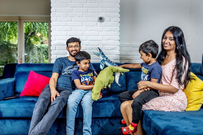 Reshmi Pillai en Kiran Muraleedharan en hun 2 zonen Hartith (7) en Adwaith (3).