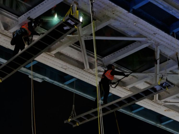 Schoonmakers bungelen op ladder aan Tower Bridge
