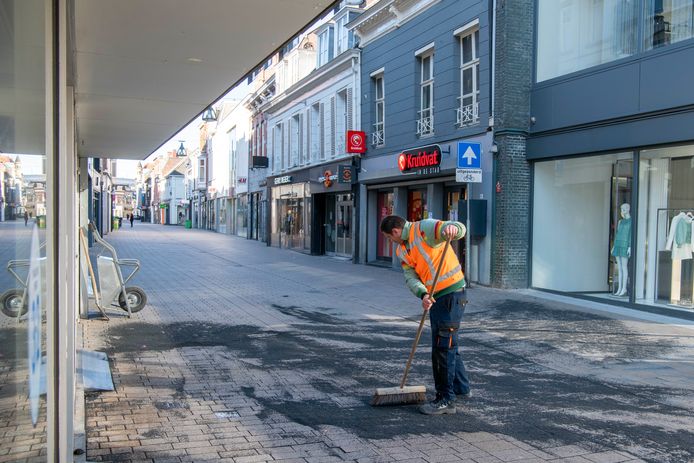 Een leeg centrum in Tilburg. Hier en daar wordt gewerkt.
