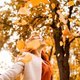 Haal de herfst in huis: zo kun je zelf herfstbladeren drogen